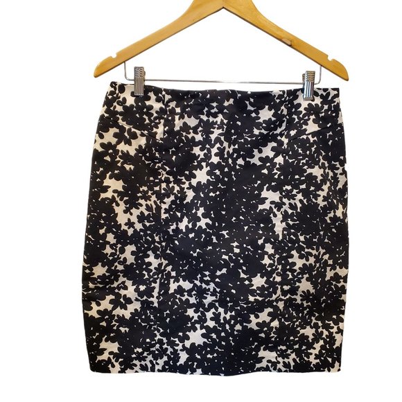 Ann Taylor black and white floral skirt. Size 12. Very‎ good condition. - Picture 2 of 7